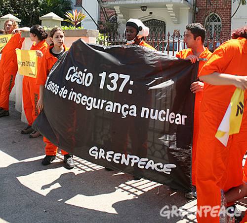 greenpeace-bloqueia-sede-da-cn-cesio137-500.jpg